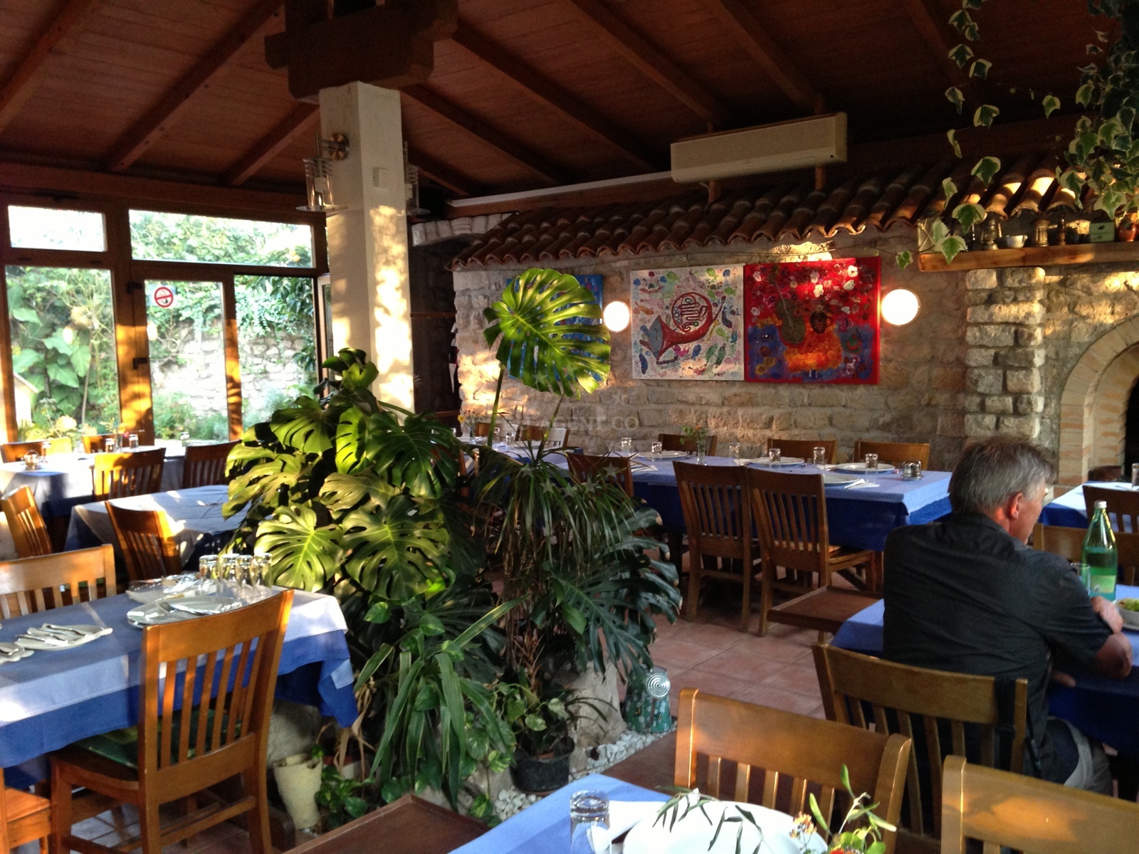 Bonifacic Restaurant in Osor, Cres – lush green ambiance