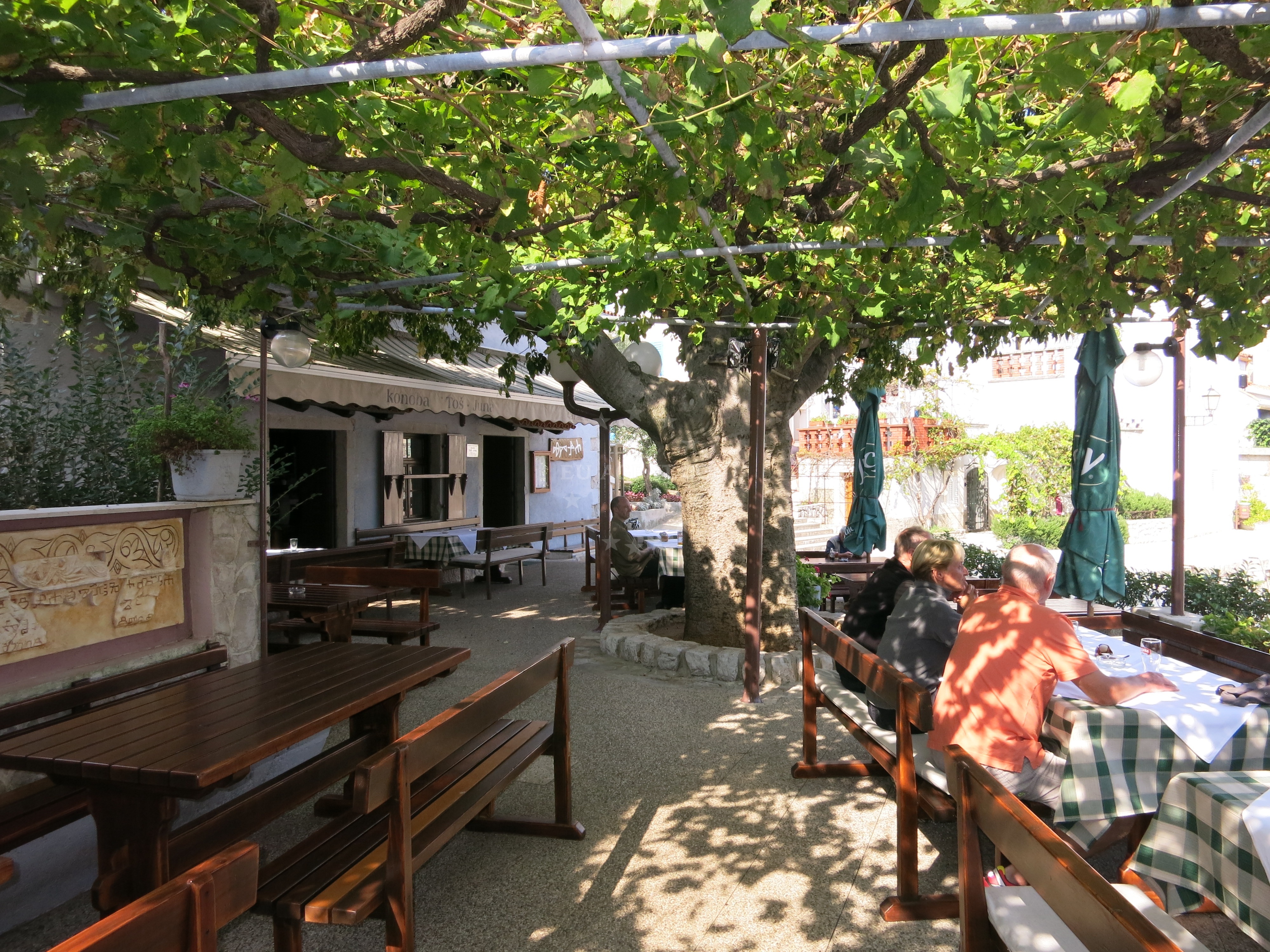 Dining area at Tos Juna Restaurant with views of Valun harbor