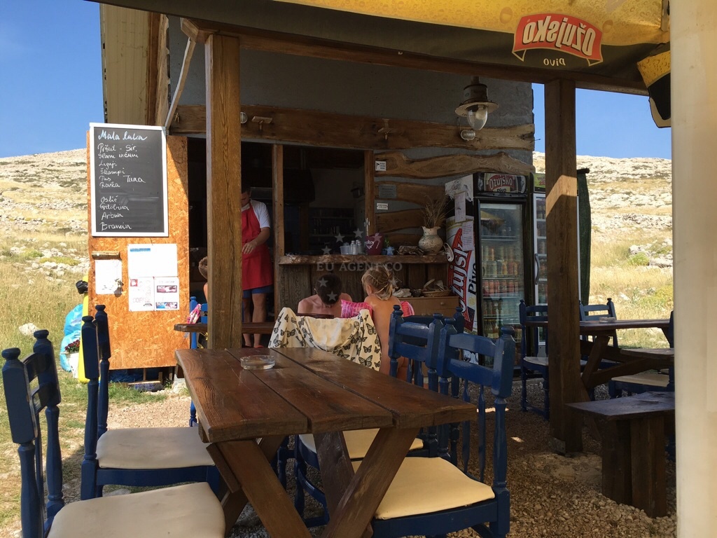Dining area with views of the sea at Mala Luka