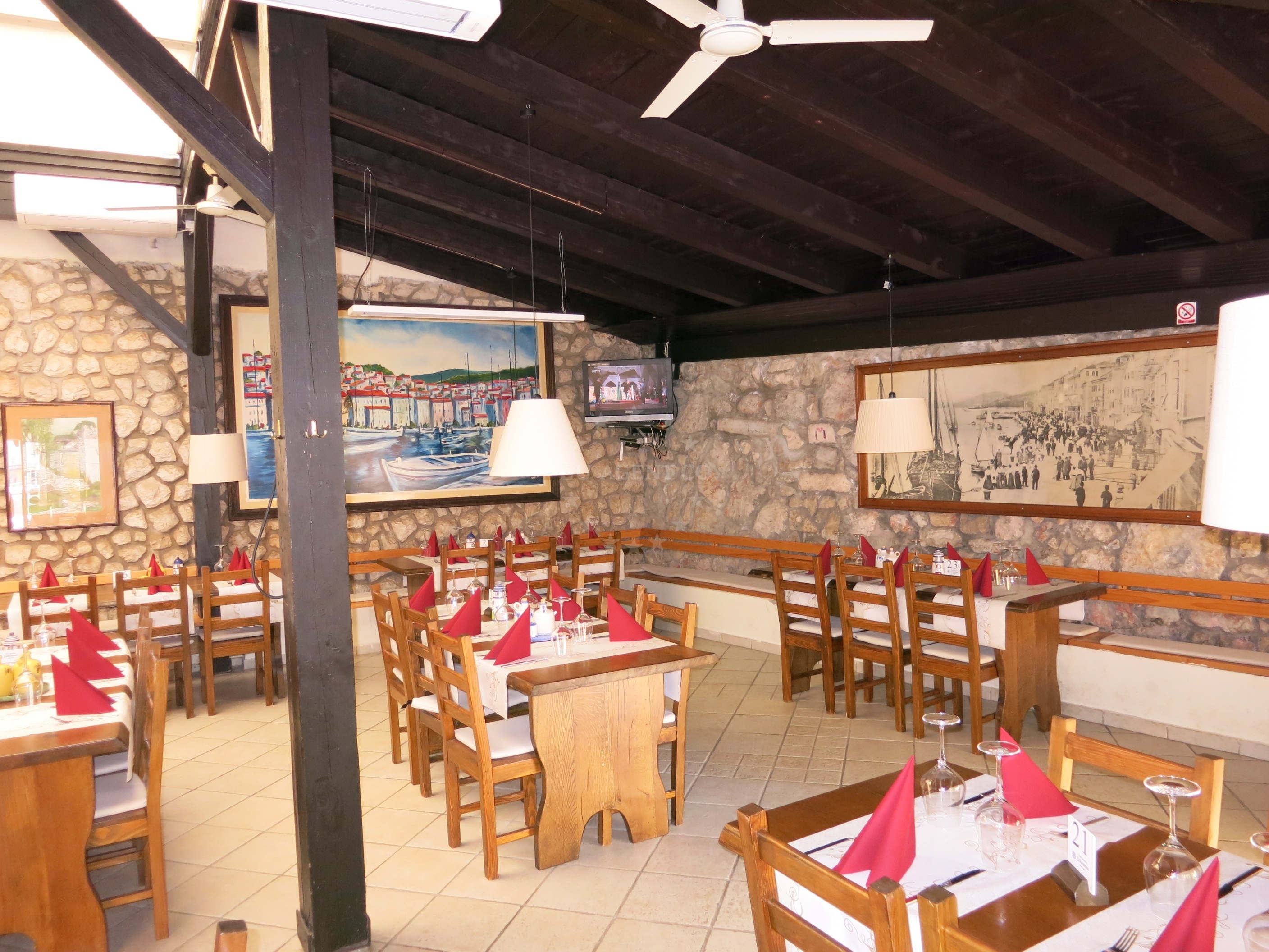 Interior of Za Kantuni Restaurant with traditional decor