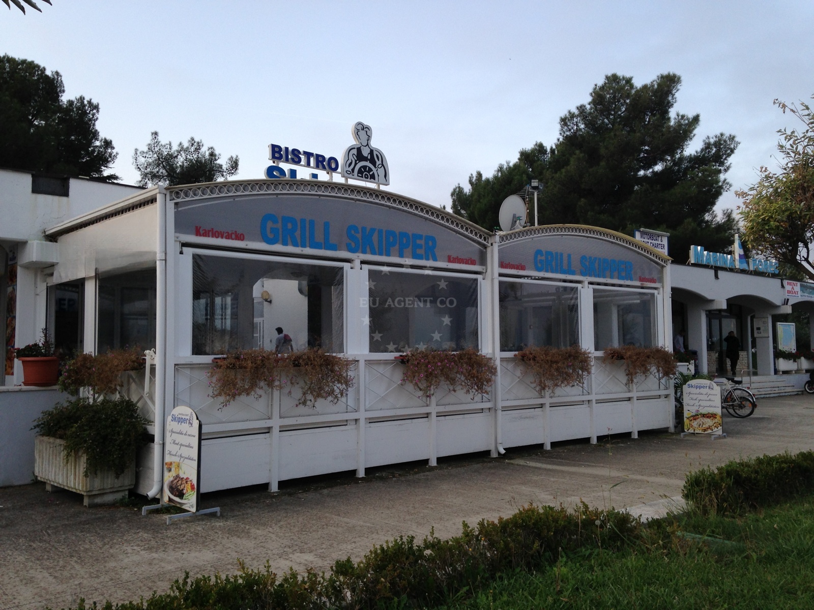Bar counter serving cocktails with a view of Marina Poreč