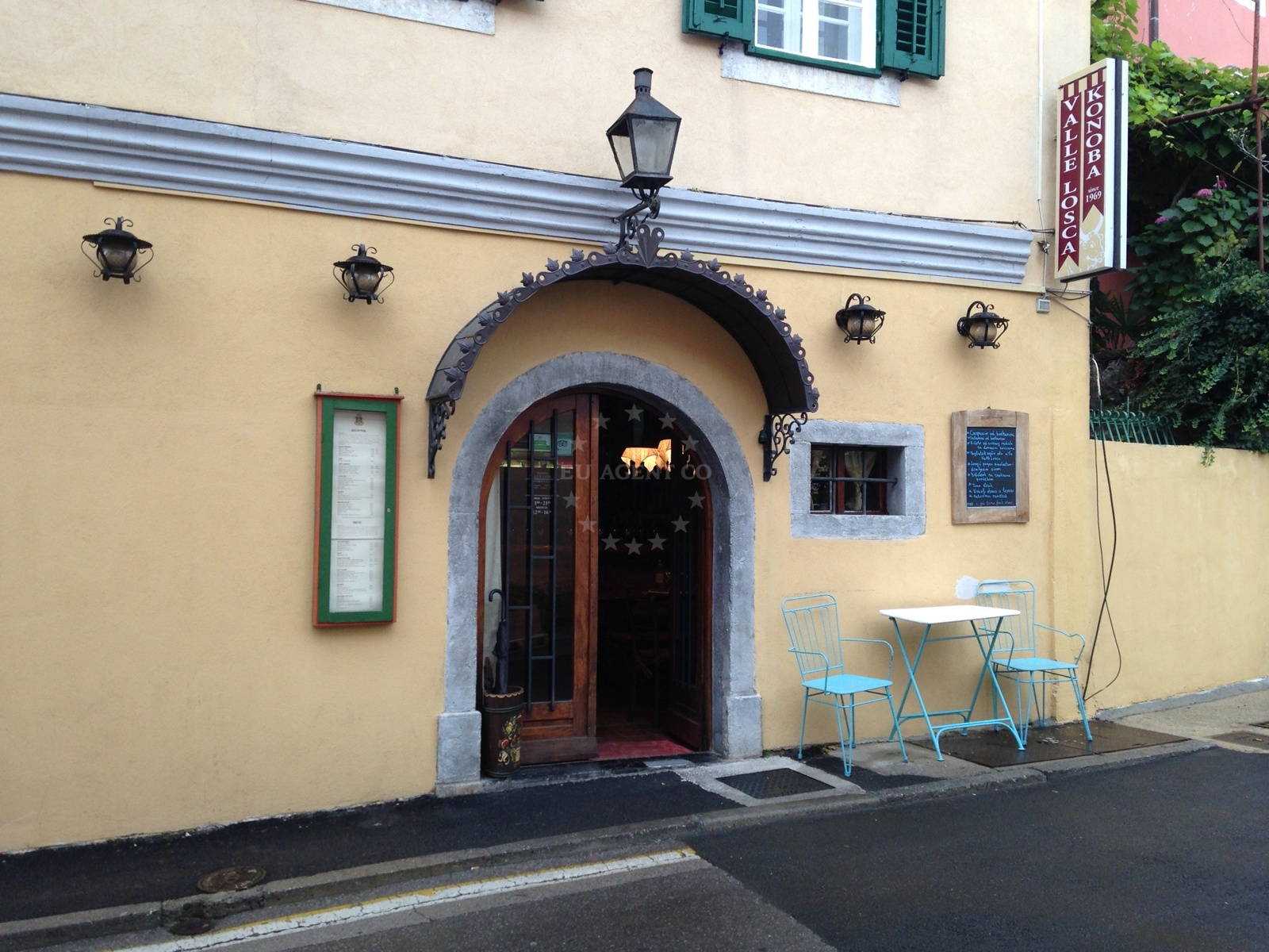 Interior of Valle Losca with a traditional Istrian decor, wooden beams, and a cozy dining atmosphere