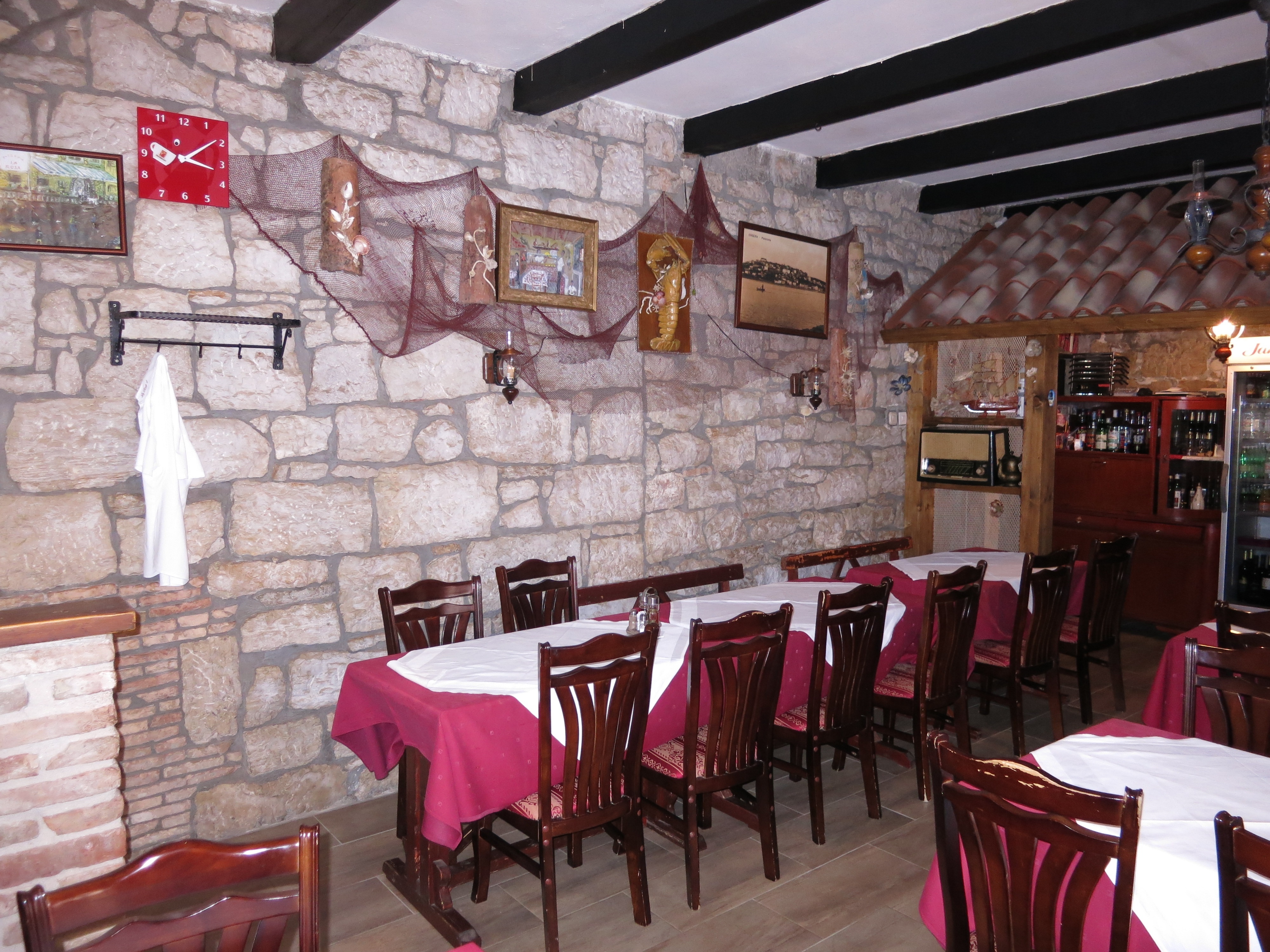 Stone-baked pizza at La Rosa 1 Restaurant, Vrsar