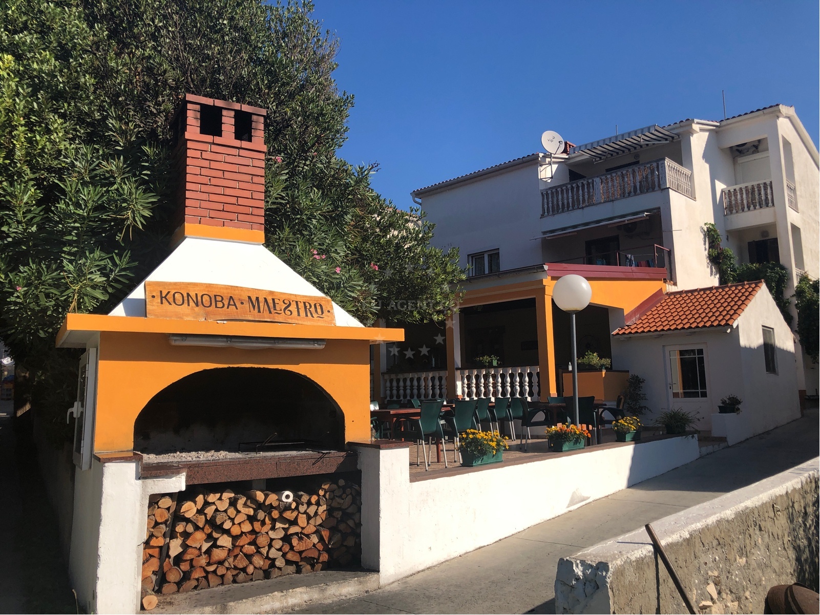 Dining area with views of the Adriatic Sea and nearby Ist Harbour