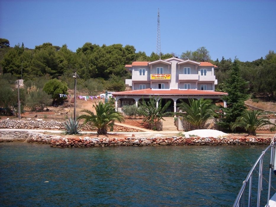 Buoy field near Keko Restaurant, Rava Island
