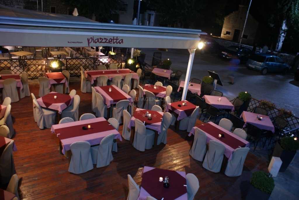 Restaurant Piazzetta’s entrance with nautical-themed decor
