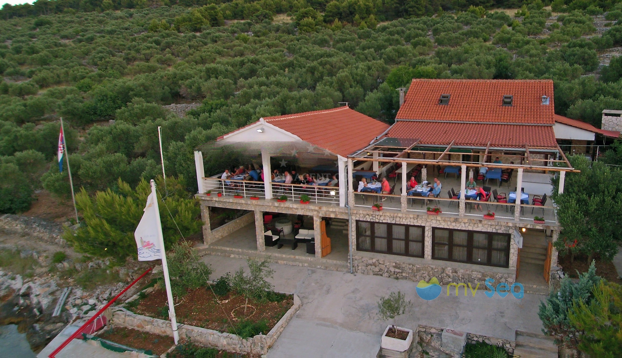Konoba Sandra restaurant on Žut Island with a view of the bay