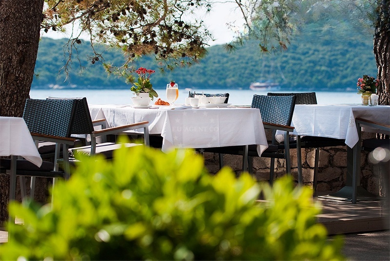 Al fresco dining area at Restaurant Lesic Dimitri overlooking the Korčula archipelago