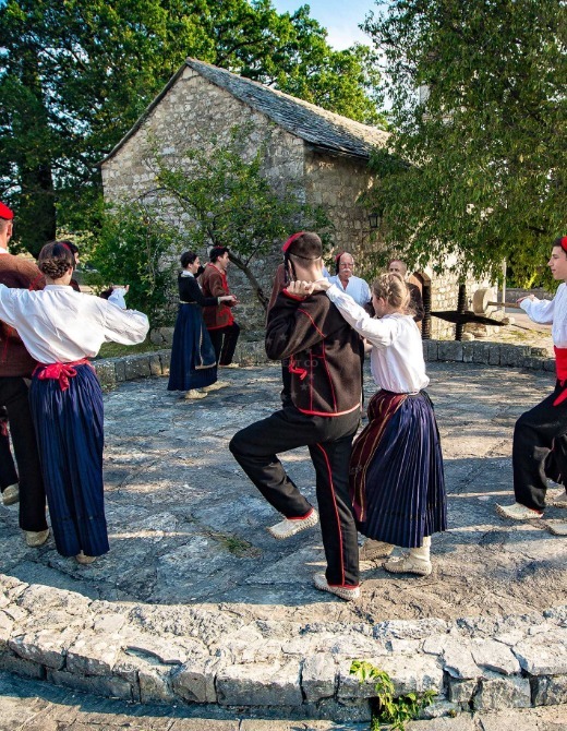 Nijemo Kolo, silent circle dance of the Dalmatian hinterland