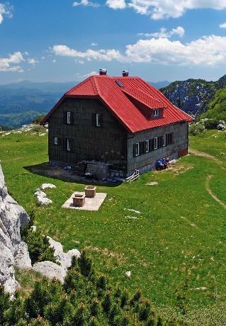 Risnjak, Mountain lodge