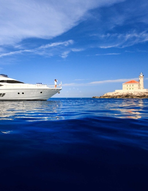 Mulo lighthouse, Yacht