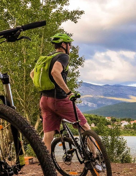 Vrlika; cyclists