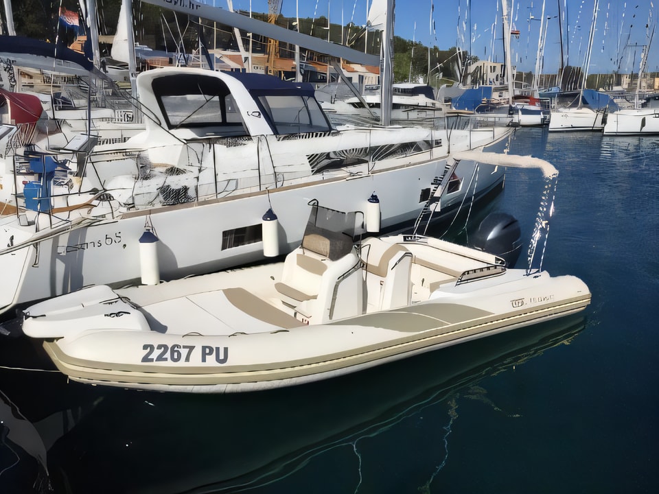 BSC 65 motor boat for charter from Medulin / Marina Medulin Istria / Kvarner sailing area Croatia