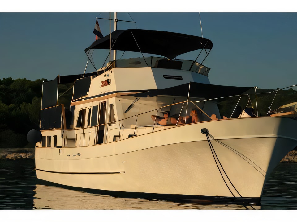 Exterior overview of Hampton 42 motor boat for charter from Zadar Marina Zadar in the Zadar sailing area Croatia