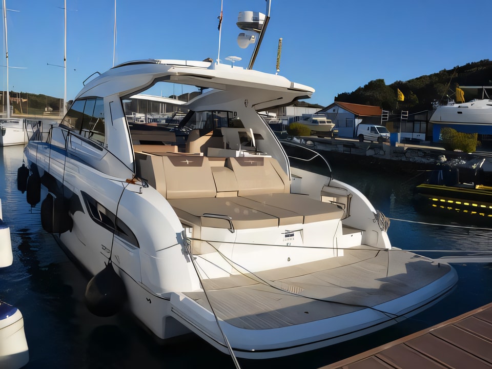 Exterior overview of Bavaria Sport S45 HT motoryacht for charter from Pula Tehnomont Marina Veruda in the Istria / Kvarner sailing area Croatia