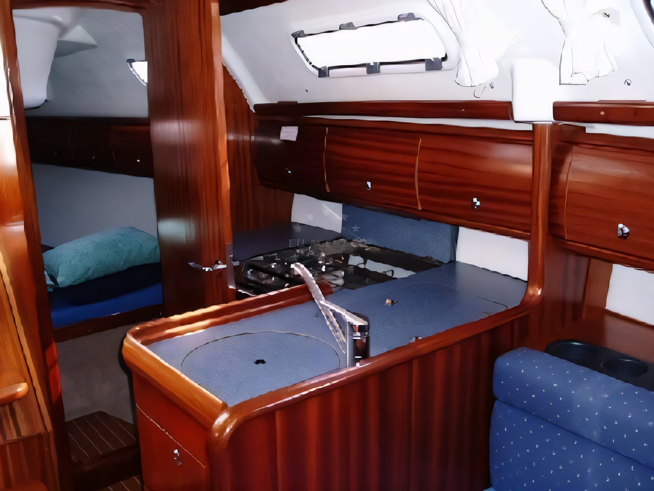 Bavaria 32 yacht layout 2 cabins Croatia charter