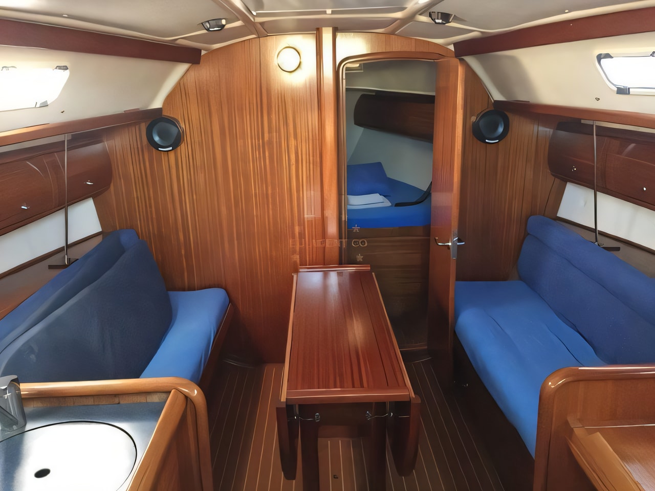 Bavaria 32 yacht layout 2 cabins Croatia charter