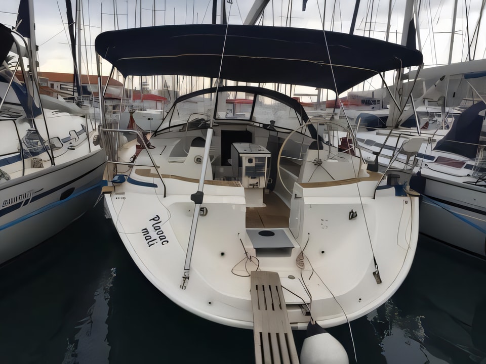 Exterior overview of Bavaria 44 sail boat for charter from Krk Marina Punat in the Istria / Kvarner sailing area Croatia