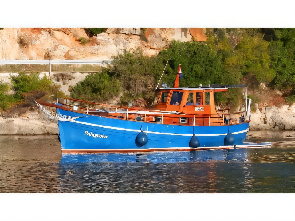 Exterior overview of Classsic dalmatian boat motor boat for charter from Split Marina Zenta in the Split sailing area Croatia