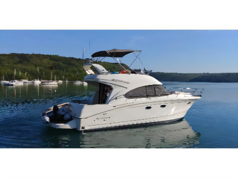 Exterior overview of Beneteau Antares 36 Fly motor boat for charter from Mali Losinj in the Istria / Kvarner sailing area Croatia