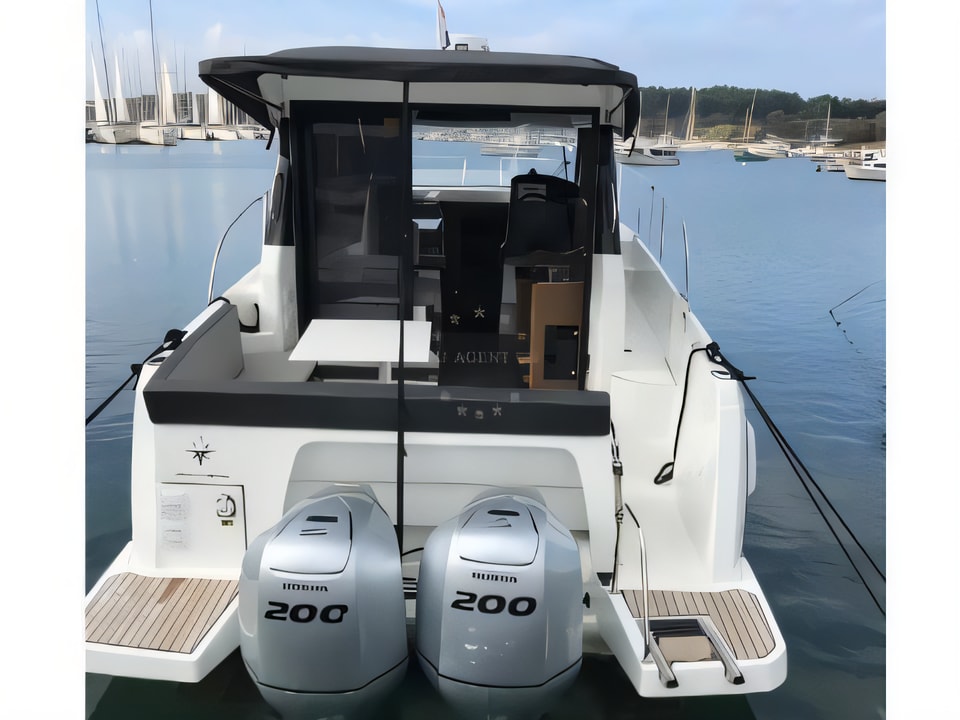 Exterior overview of Jeanneau Merry Fisher 895 motor boat for charter from Pula Tehnomont Marina Veruda in the Istria / Kvarner sailing area Croatia