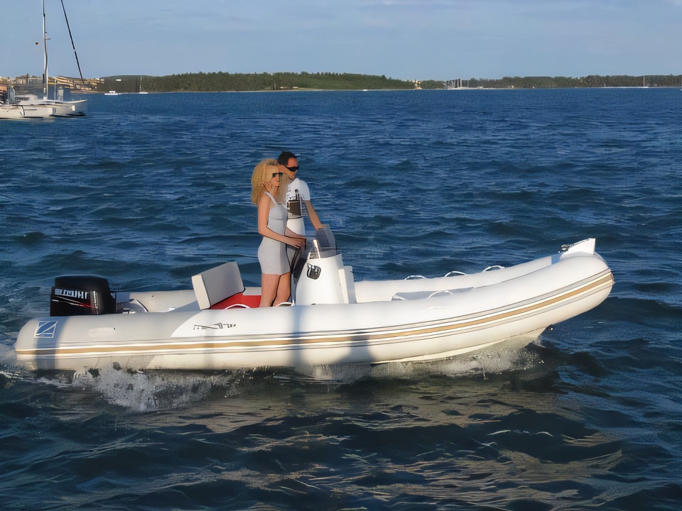 Exterior overview of Zodiac Medline 540 motor boat for charter from Marina Medulin in the Istria / Kvarner sailing area Croatia