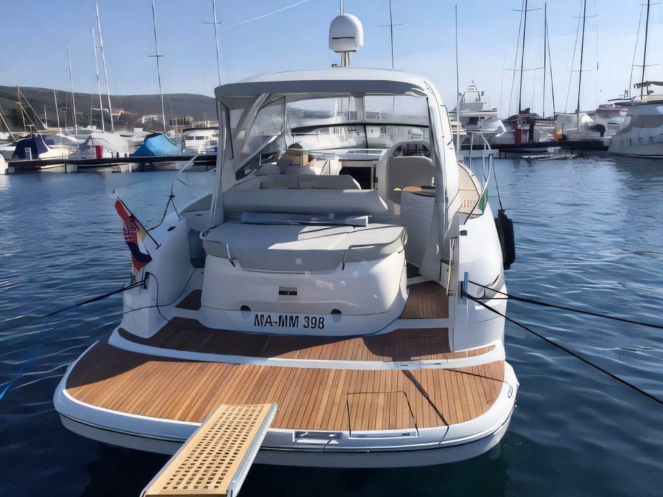 Exterior overview of Bavaria S35 motor boat for charter from Pula Tehnomont Marina Veruda in the Istria / Kvarner sailing area Croatia