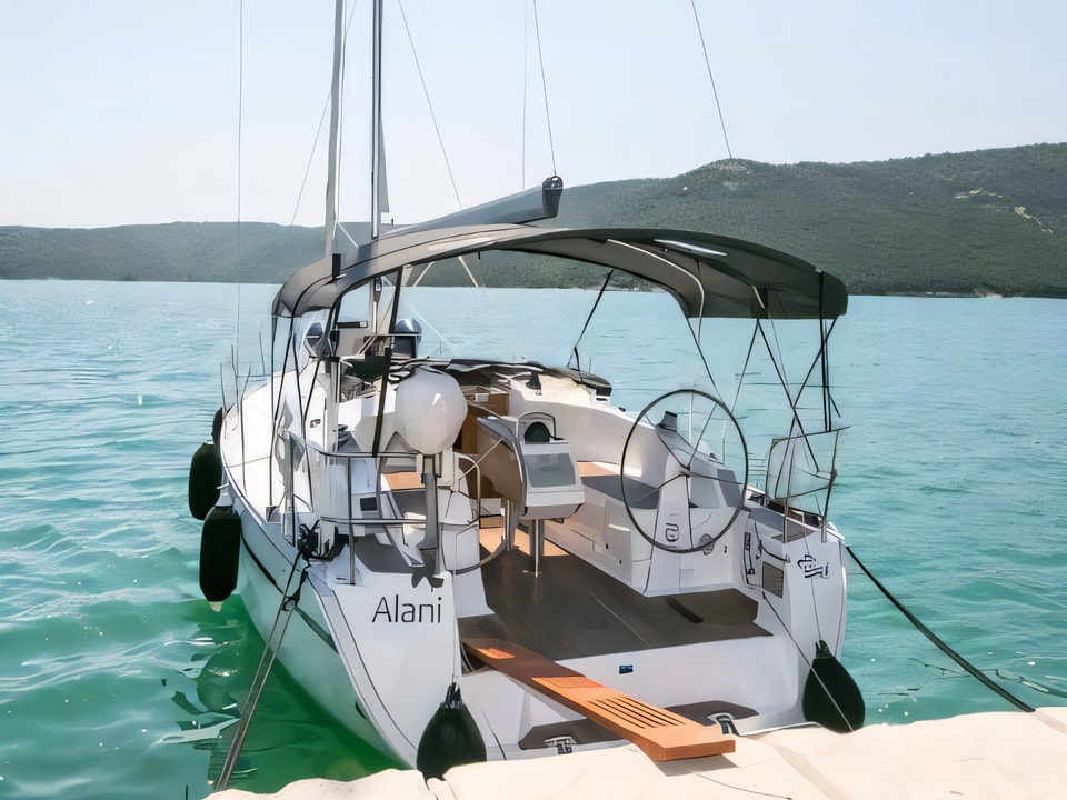 Exterior overview of Bavaria 37 Cruiser sail boat for charter from Mali Losinj in the Istria / Kvarner sailing area Croatia