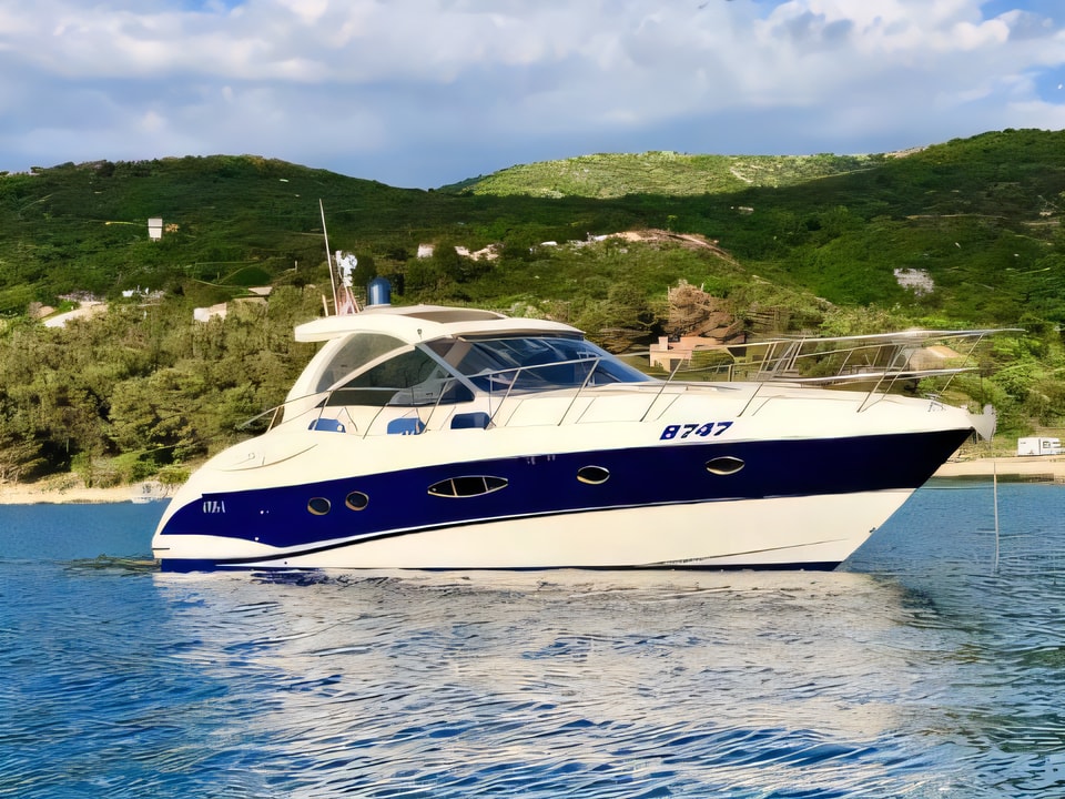 Exterior overview of Atlantis 47 motor boat for charter from Krk Marina Punat in the Istria / Kvarner sailing area Croatia