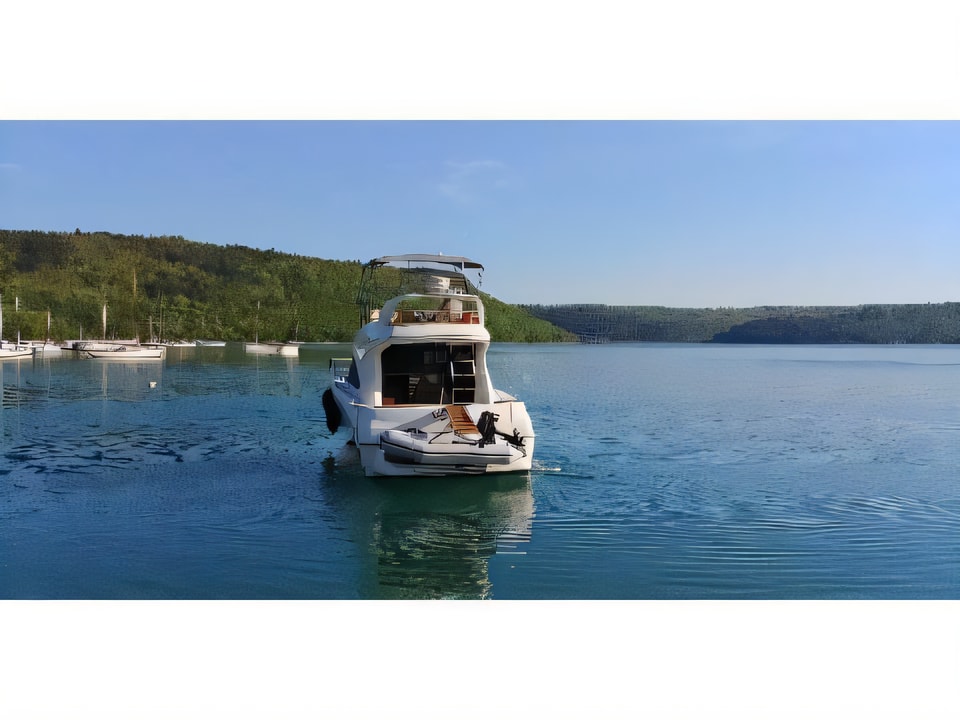 Exterior overview of Antares 36 motor boat for charter from Mali Losinj in the Istria / Kvarner sailing area Croatia