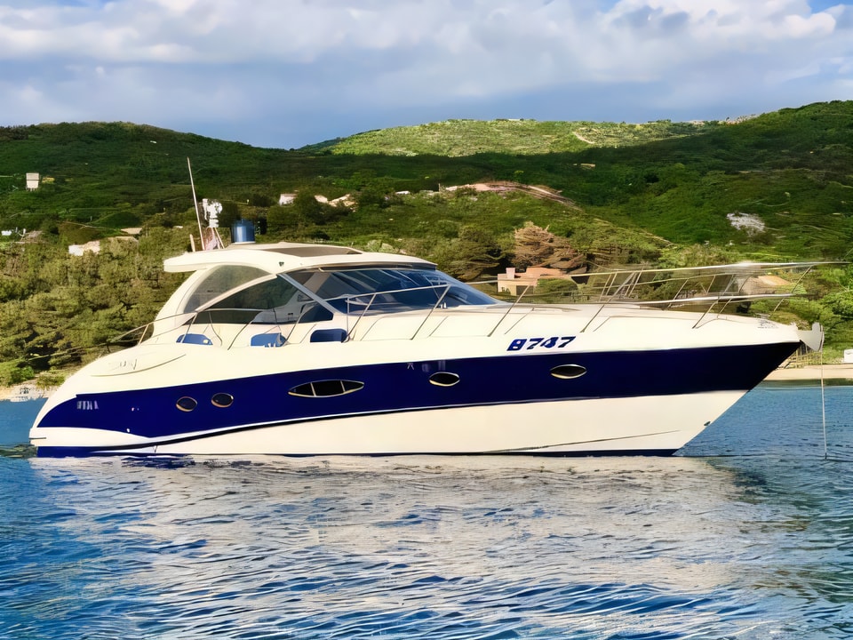 Exterior overview of Atlantis 47 motor boat for charter from Krk Marina Punat in the Istria / Kvarner sailing area Croatia