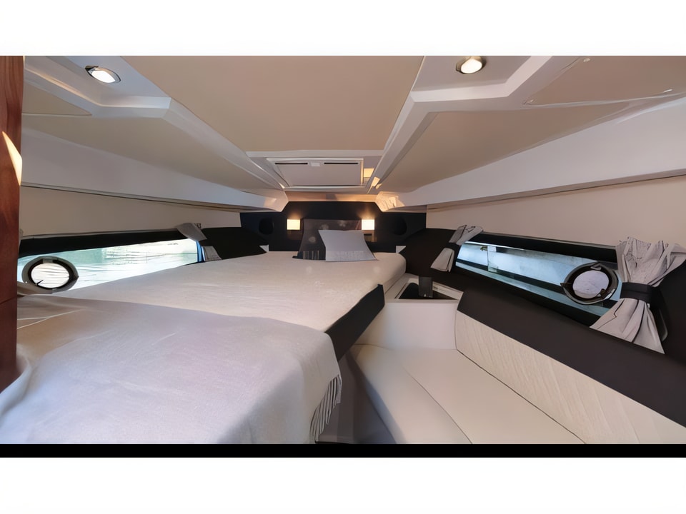 Grandezza 28 0C motor boat for charter in Split, Croatia