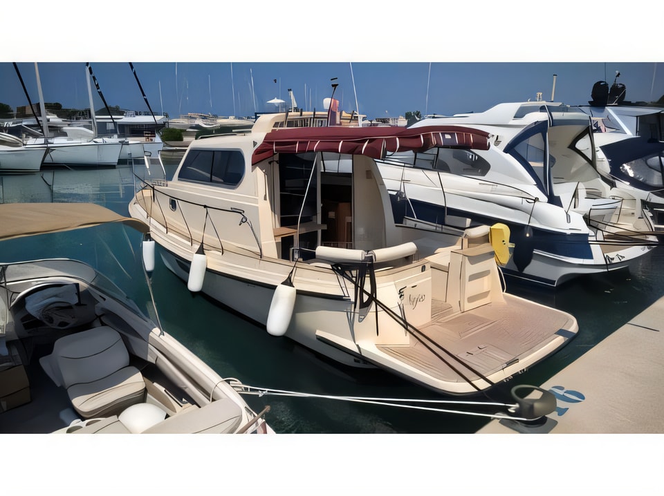 Damor 980 motor boat for charter from Murter / ACI Marina Jezera Sibenik sailing area Croatia