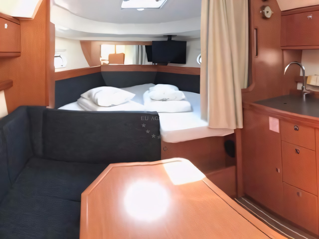 Layout of Bavaria Sport 32 motor boat with 1 cabins Croatia yacht charter