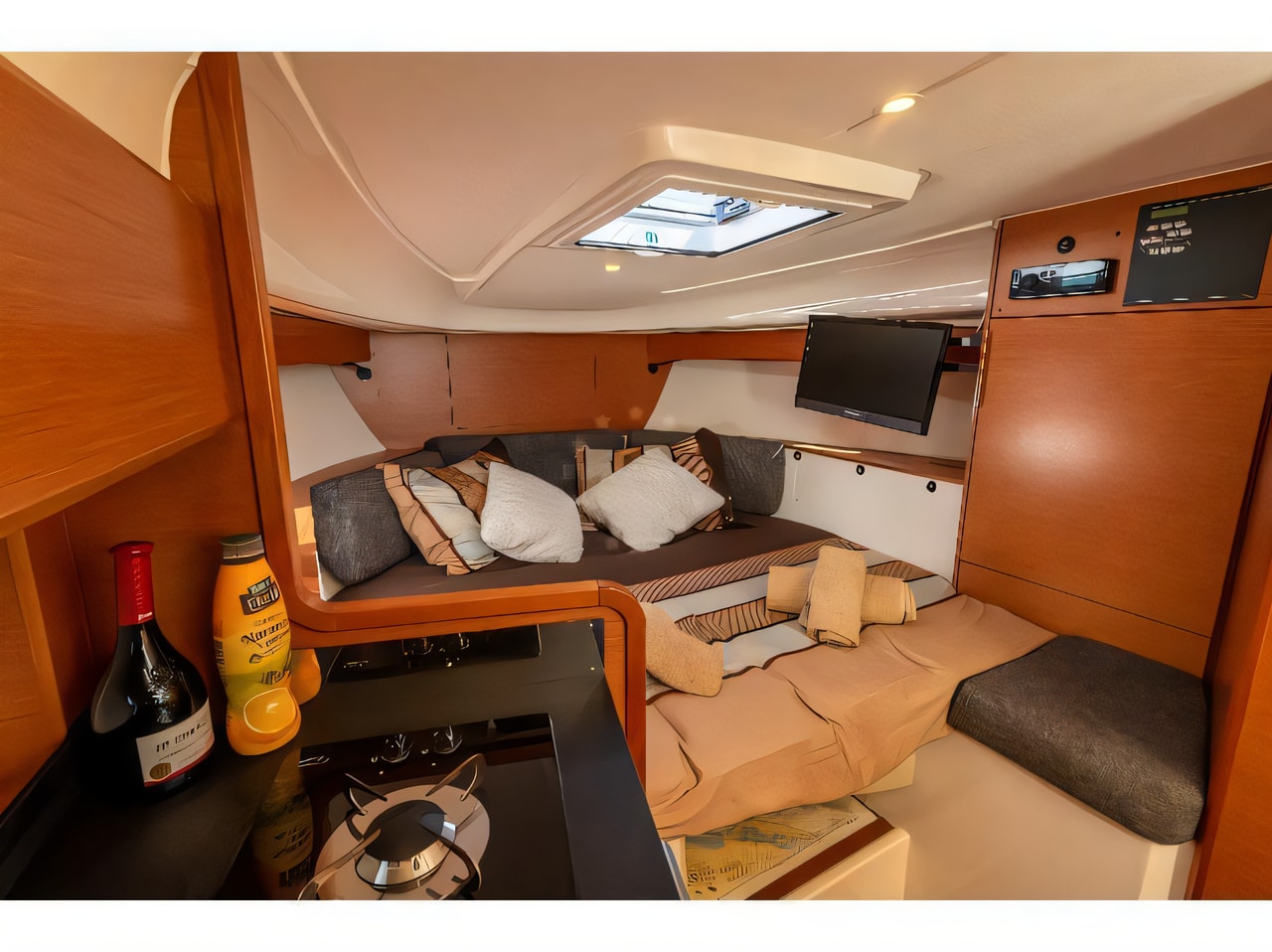 Layout of Bavaria 300 motor boat with 2 cabins Croatia yacht charter