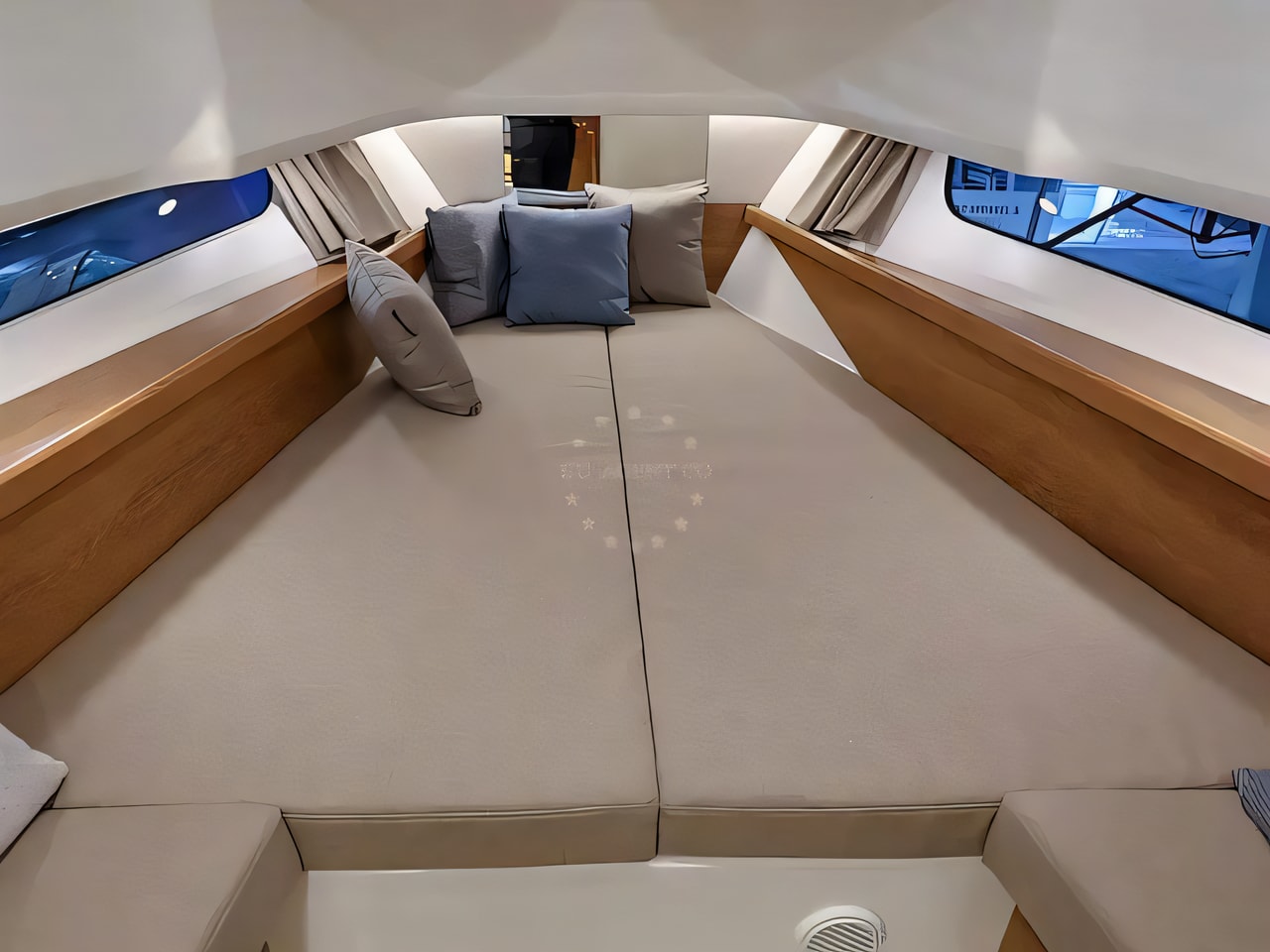 Layout of Nimbus Tender T11 motoryacht with 1 cabins Croatia yacht charter