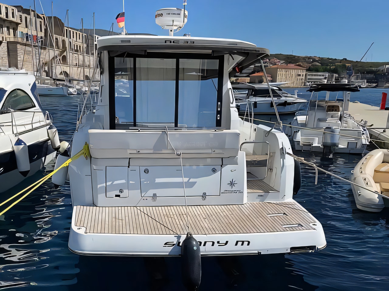 Exterior overview of Jeanneau NC 33 motor boat for charter from Krk Marina Punat in the Istria / Kvarner sailing area Croatia