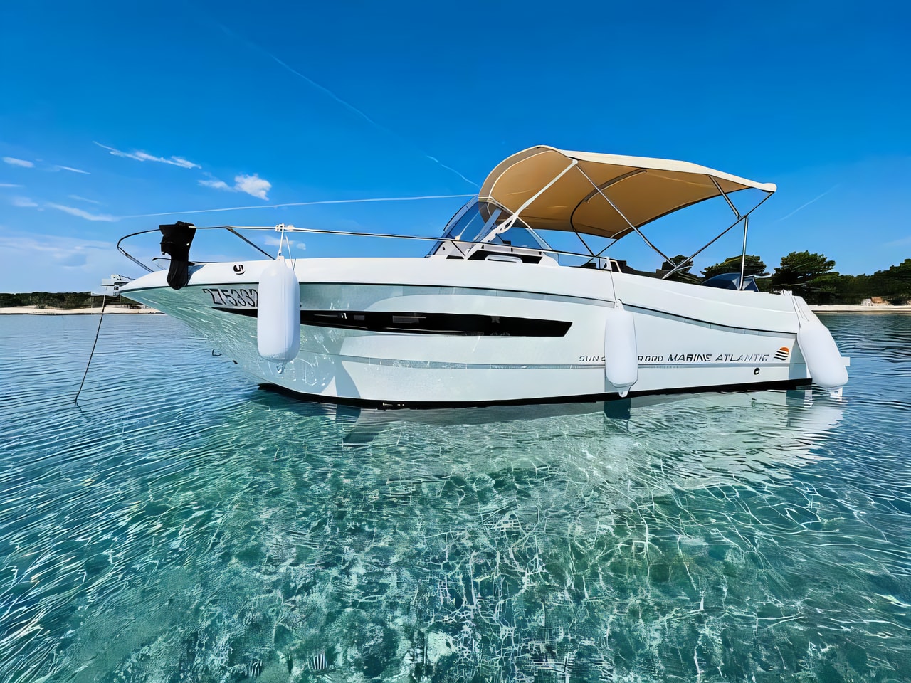 Exterior overview of Atlantic 690 Suncruiser motor boat for charter from Mali Losinj in the Istria / Kvarner sailing area Croatia