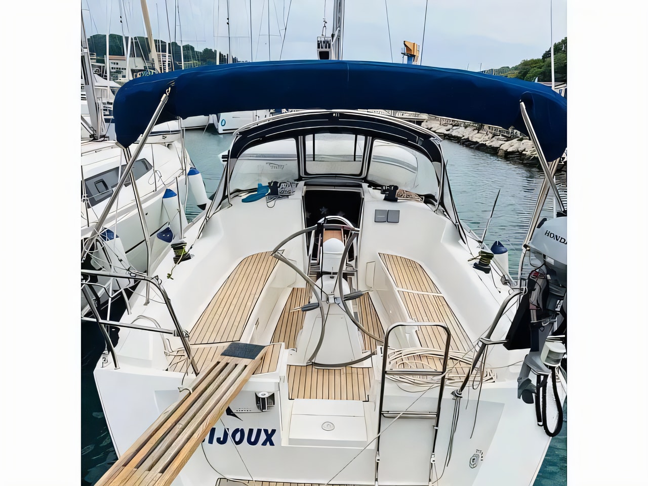 Exterior overview of Dufour 325 sail boat for charter from Pula Tehnomont Marina Veruda in the Istria / Kvarner sailing area Croatia