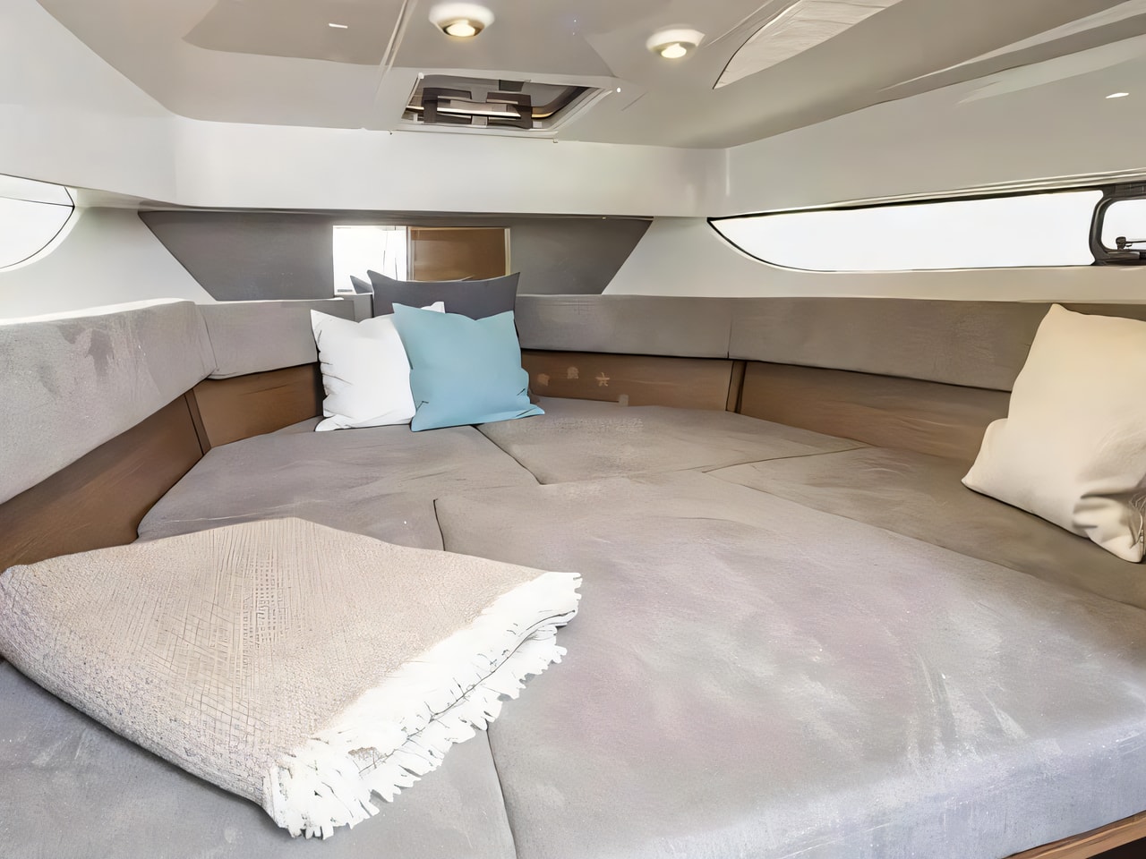 Layout of Beneteau Flyer 9 motor boat with 2 cabins Croatia yacht charter