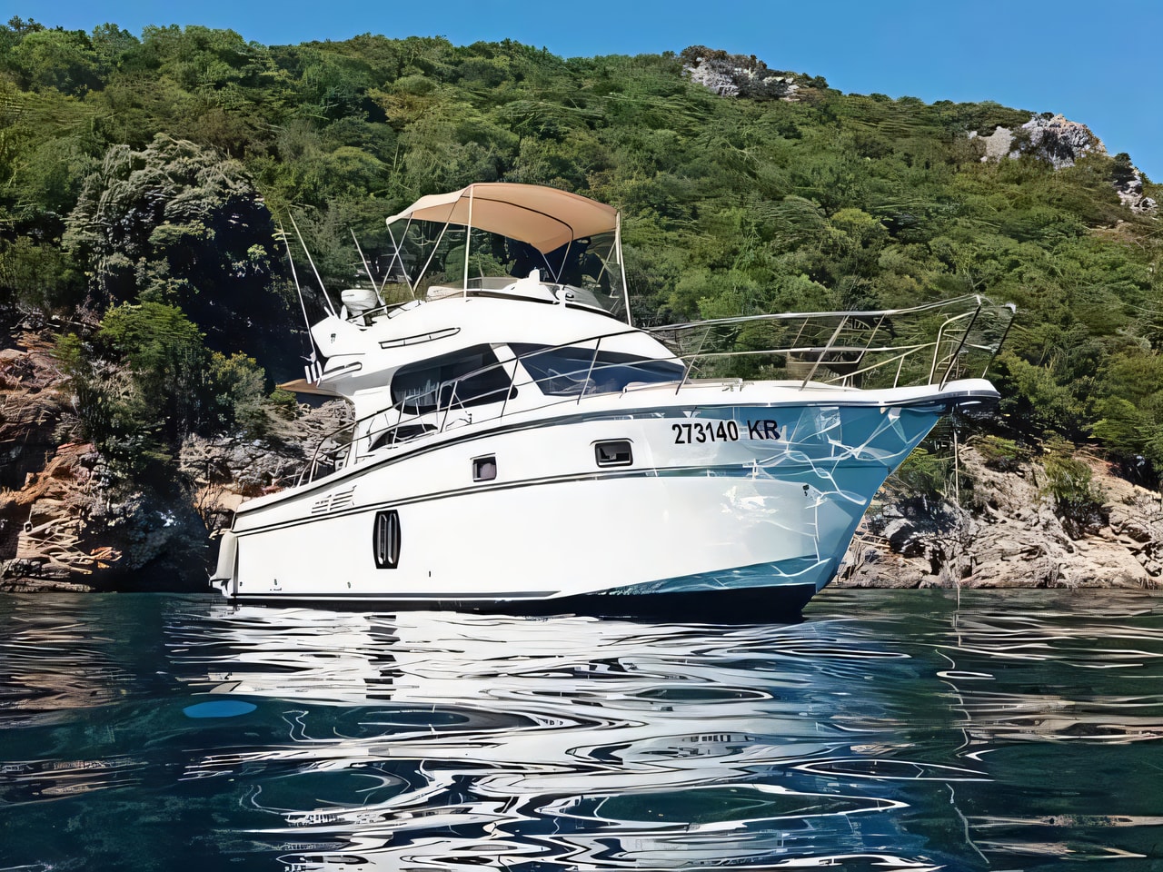 Exterior overview of Altair Zafir 42 motor boat for charter from Pula Marina Polesana in the Istria / Kvarner sailing area Croatia