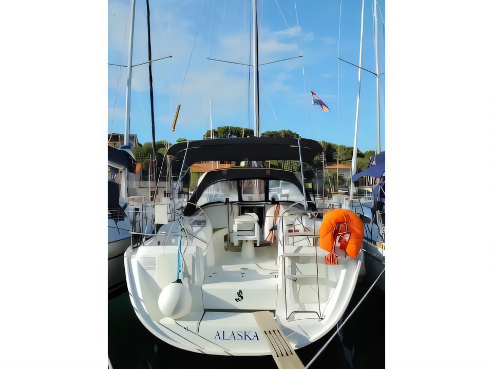 Exterior overview of Beneteau Cyclades 39.3 sail boat for charter from Solta Rogac in the Split sailing area Croatia