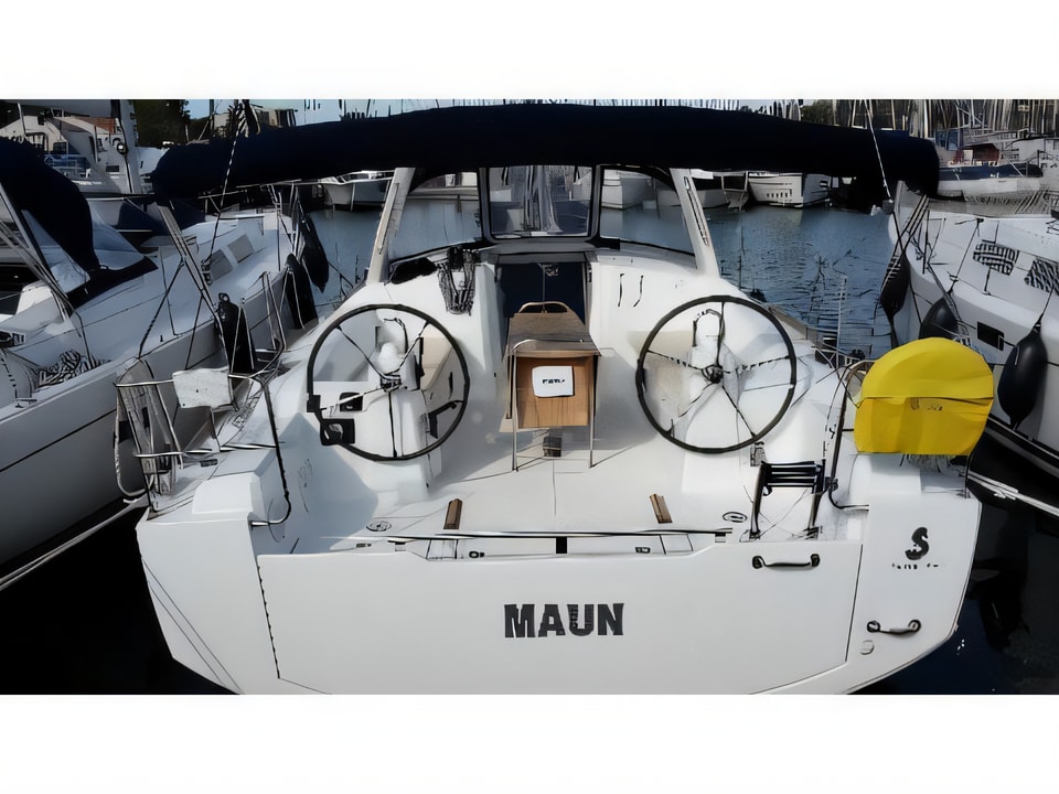 Exterior overview of Oceanis 38 sail boat for charter from Marina Medulin in the Istria / Kvarner sailing area Croatia