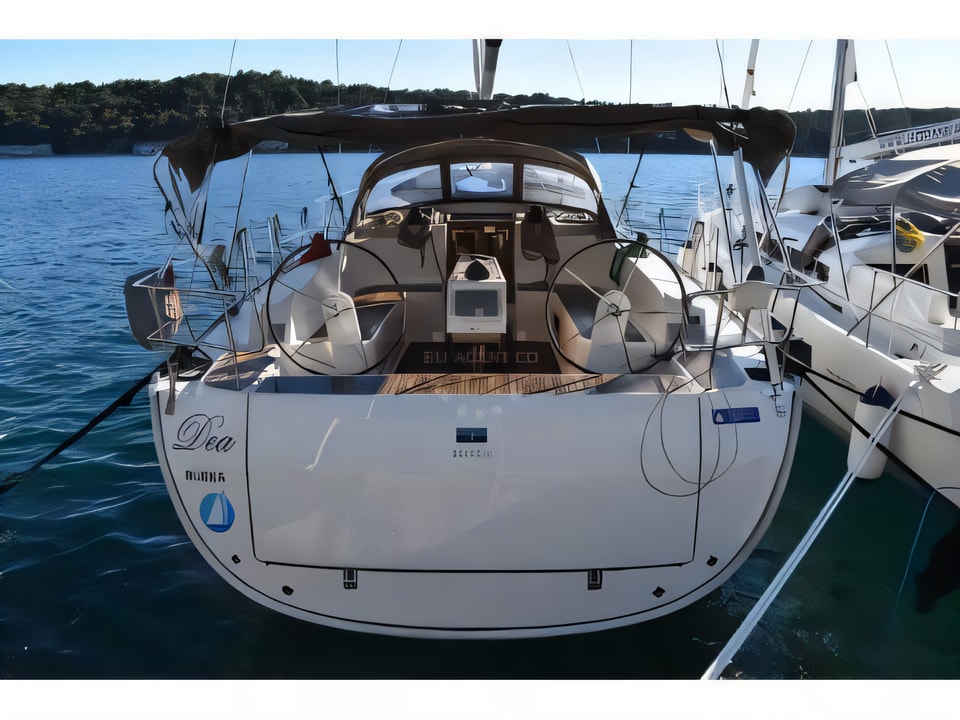 Exterior overview of Bavaria 46 Cruiser sail boat for charter from Mali Losinj in the Istria / Kvarner sailing area Croatia