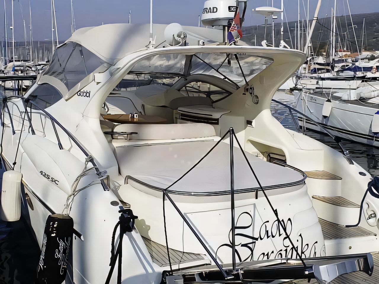 Exterior overview of Gobbi 425 motor boat for charter from Krk Marina Punat in the Istria / Kvarner sailing area Croatia