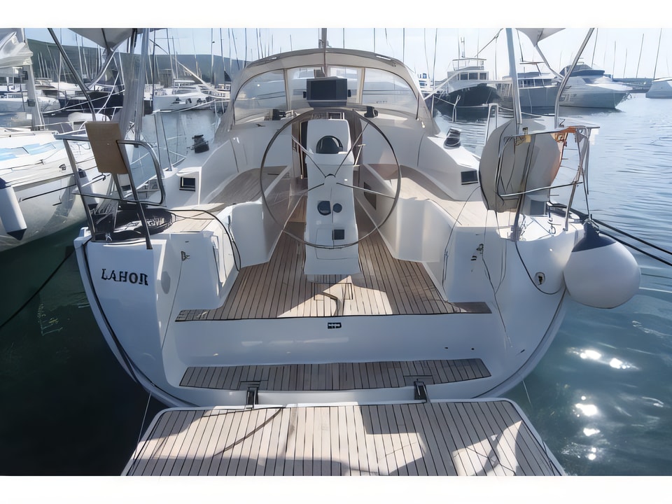 Exterior overview of Bavaria Cruiser 33 sail boat for charter from Krk Marina Punat in the Istria / Kvarner sailing area Croatia