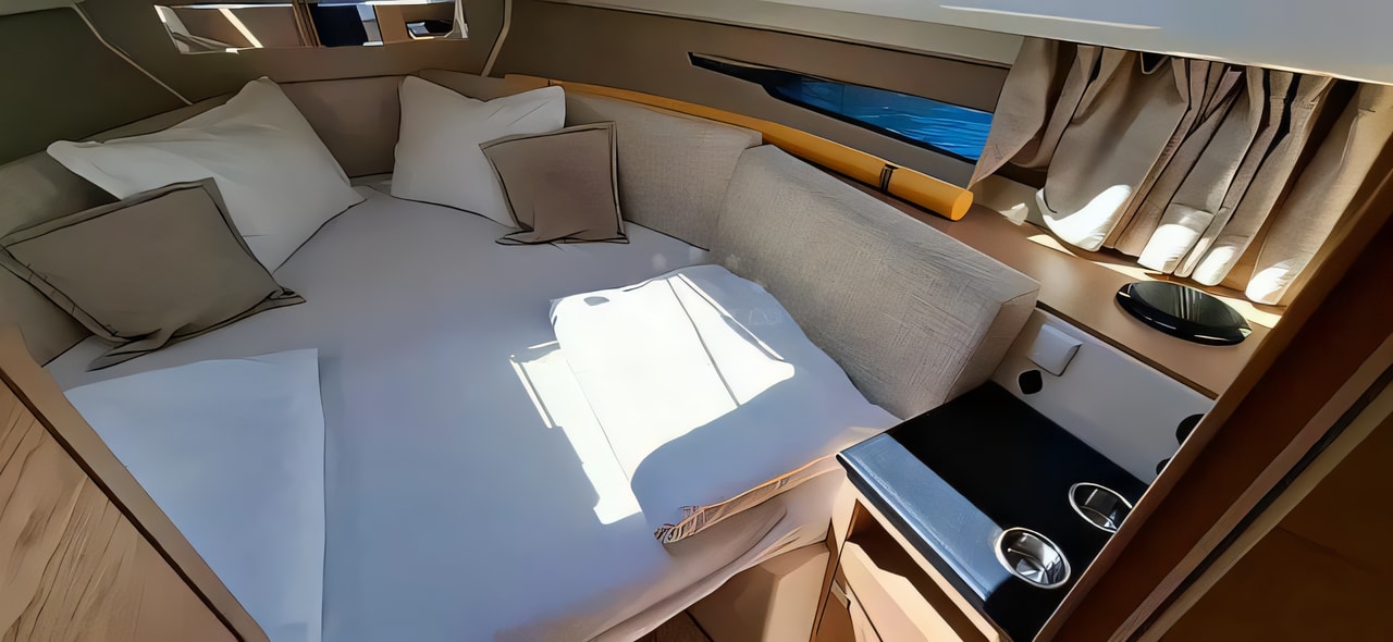 Layout of Flipper 900 ST motor boat with 2 cabins Croatia yacht charter